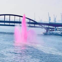 Bunte Fontänen begrüßen uns