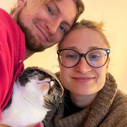 Elichabeth contente d'avoir son petit chapeau