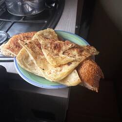 Um 09:00 Uhr klopft es leise und wir bekommen frisches Brot und Pfsnnkuchen