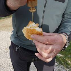 Frisches Brot mit Honig