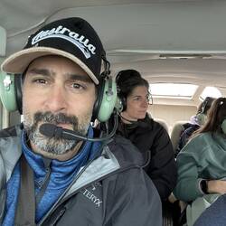 Sieht nur so aus, als ob Simi der Pilot wäre...