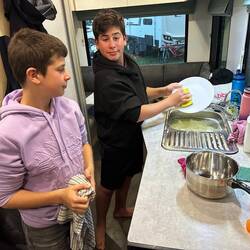 Ja, auch die Jungs müssen mal den Abwasch machen.... Begeisterung pur!