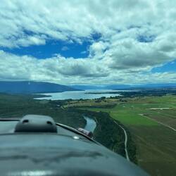Die riesige Landebahn voraus: der See