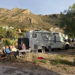 gemütliche Runde in der Sonne