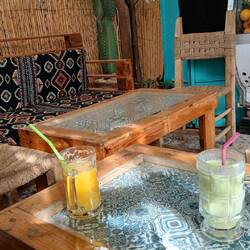 Rast bei Orangen- und Avocadosaft