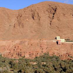 Die alte Lehmstadt verschwindet fast in dem Berg dahinter