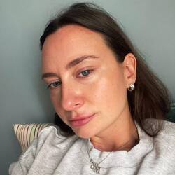 Mrs. Augenringe bis zum Boden