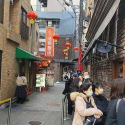 Anstellen vor dem Restaurant