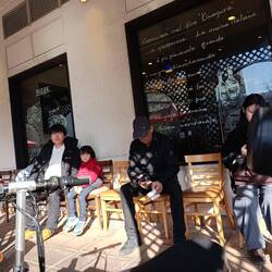 Anstellen, bzw Sitzen vor dem Restaurant