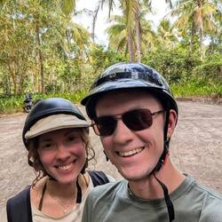 Ricarda hat meine Cap auf damit der Helm besser sitzt.