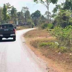 Sur la route les petites filles nous envoient des coucous et des cœurs ♥️ en pagaille 🥰😍
