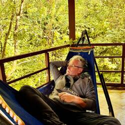 Greg en mode détente dans sa cabane dans les arbres 🥰