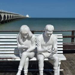 Die zwei schauen lieber aufs Handy