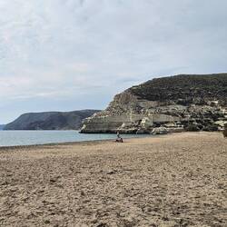Ich liebe es, hier am Strand zu sitzen und den Wellen zu lauschen 🌊.