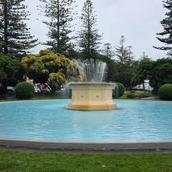 Fontaine Tom Parker, située sur Marine Parade à Napier