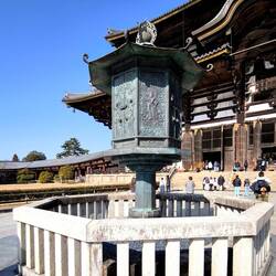 Laterne vor dem Großen Tempel