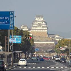 Mitten auf der Straße tauchte auf einmal die Burg auf