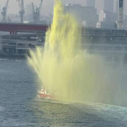 Bunte Wasserfontäne zum Empfang