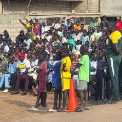 Public viewing on the main road to Tambakounds