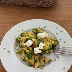 Köstliche Eierspeise mit Paprika, Schalotten, Feta und Schnittlauch. Schmatzofatz gut.