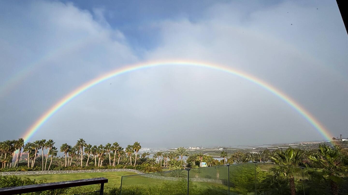 Noch über dem Hotel links unten.