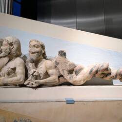 Ein mystisches Wesen mit drei Köpfen