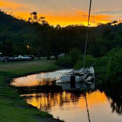 Abendstimmung am kleinen See am Restaurant, mit Bootswrack