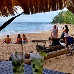 Ein Caipirinha am Karibikstrand