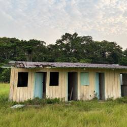 Die Baracken verfallen langsam aber stetig