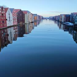 Die hölzernen Speicherhäuser stehen alle auf Stelzen