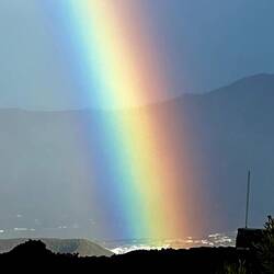 Morgendliche Begrüßung von einem Regenbogen