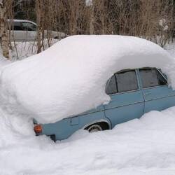Photo des Tages : im Schnee eingeparkt
