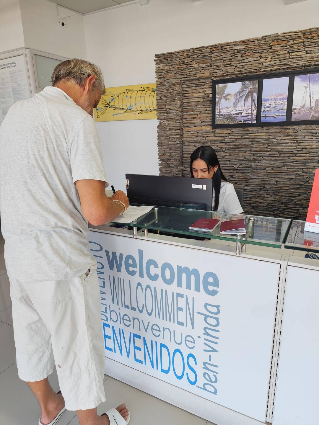Lutz beim Ausklarieren. Da dachten wir noch, wir fahren Sonntag los😂