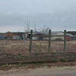 So sieht es überall im Land aus. Die werfen einfach alles was kaputt ist in den Vorgarten.