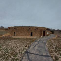 Eine Versammlungsstätte, Zugang normalerweise über ein Loch im Dach.