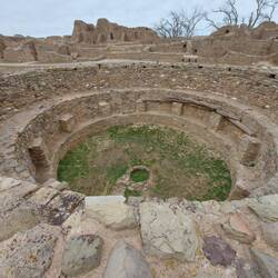 Eine weitere Versammlungsstätte im Original ohne Tür, nur von oben betretbar.