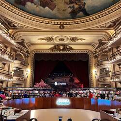 Geniale Buchhandlung in einem ehemaligen Theater