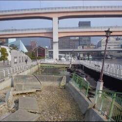 Zur Erinnerung wurde ein Stück Hafen so gelassen wie nach dem Beben