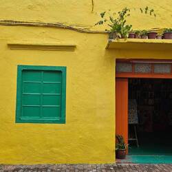 Man beachte das kleine Schild beim Eingang zur Kunstbude.