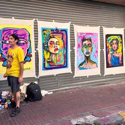 Dieser Künstler hat die ganze Straße mit seine Bildern, die er verkauft, beklebt. Alle Häuser voll!