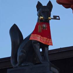 Der Fuchs, Wahrzeichen am Schrein