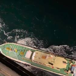 Das Lotsenboot holt den Lotsen ab