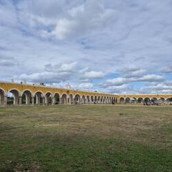 Ein riesiges geschlossenes Atrium mit 75 Bögen