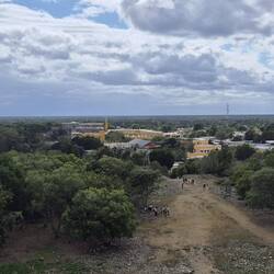 Blick über das Kloster in das grüne und flache Hinterland