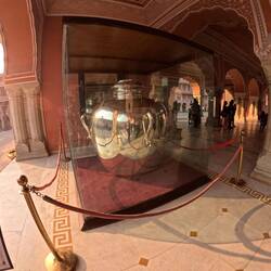 Das ist eins der beiden Silbergefäße