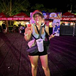 Einer muss alles halten... 🧰🥤🎒😂