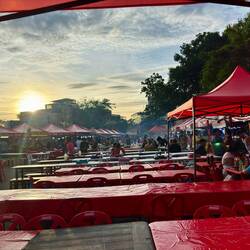 Das beste Essen, gibt es auf "Plastikstühlen" 🤭