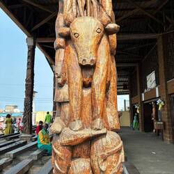 Die Schnitzereien auf den Säulen greifen die biblische Geschichte auf