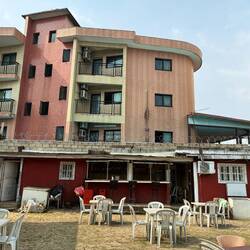 Blick aus dem benachbarten Biergarten auf meinen Balkon