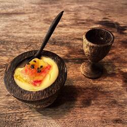 Das Dessert wurde zusammen mit einem lokal auf den Seychellen produzierten Kokosrum serviert